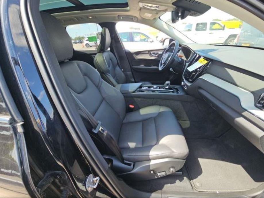 2025 Volvo XC60 Plus photo 2