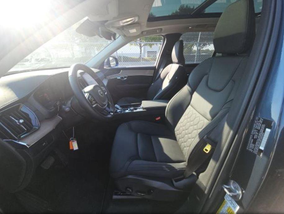 2025 Volvo XC60 Plus photo 4