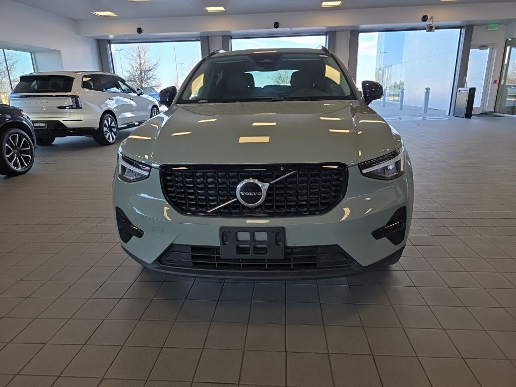 Used 2024 Volvo XC40 B5 Core SUV
