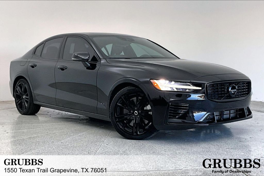 2022 Volvo S60 R-Design's photo