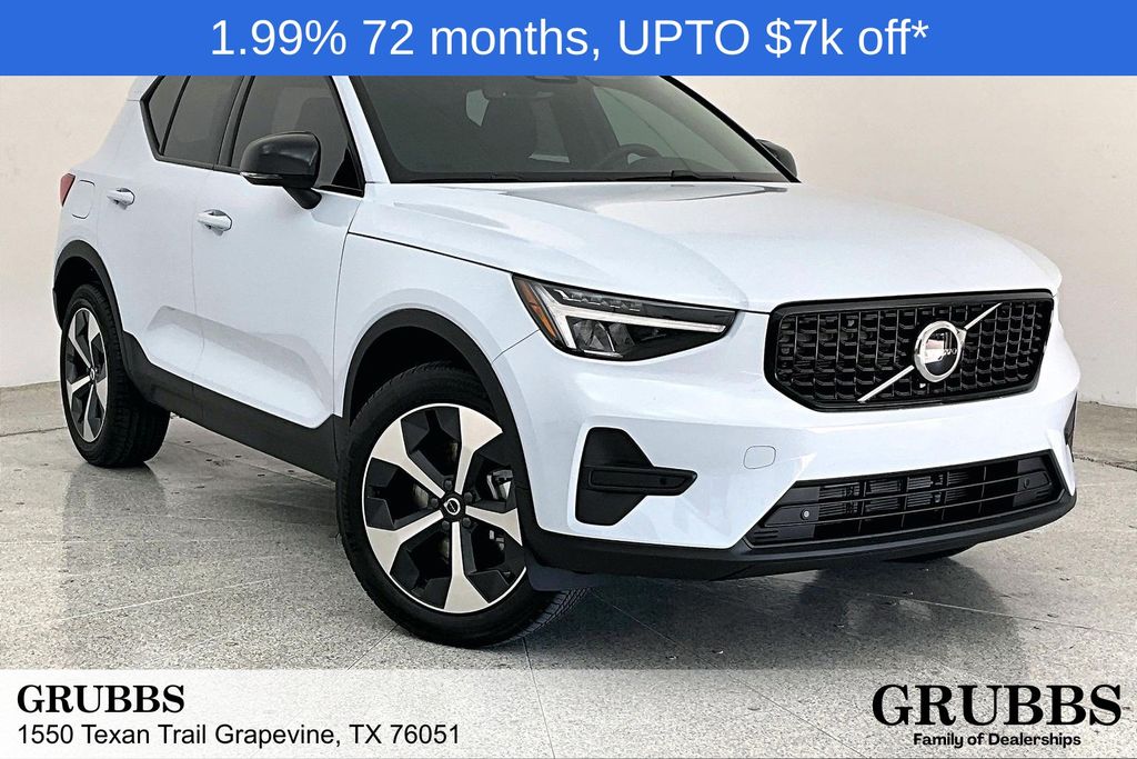 2026 Volvo XC40 Core's photo