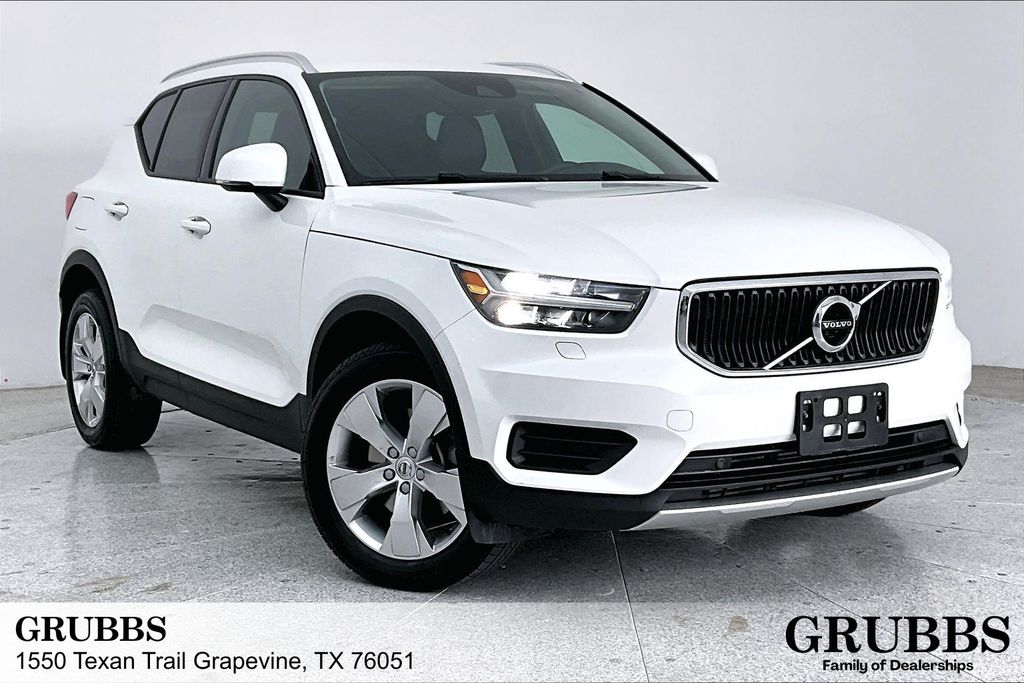 2022 Volvo XC40 Momentum's photo