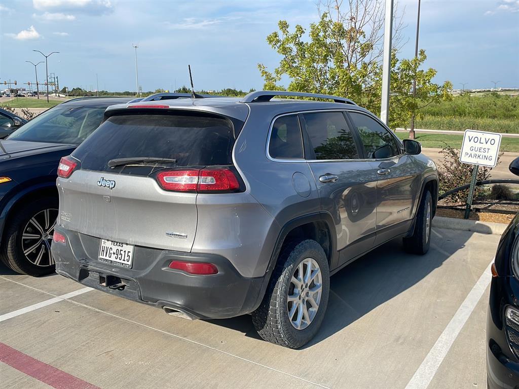 2016 Jeep Cherokee Latitude photo 2