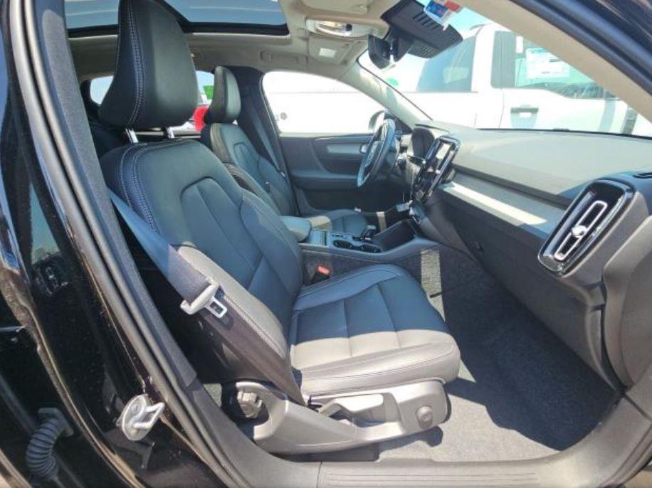 2025 Volvo XC40 Core photo 2