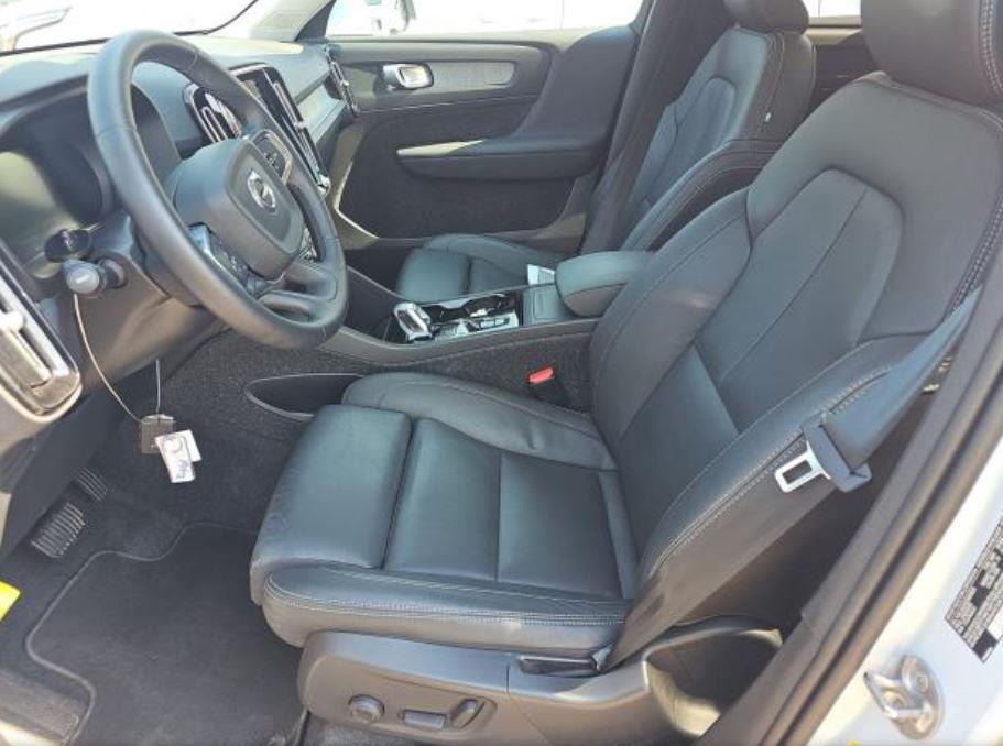 2025 Volvo XC40 Plus photo 2