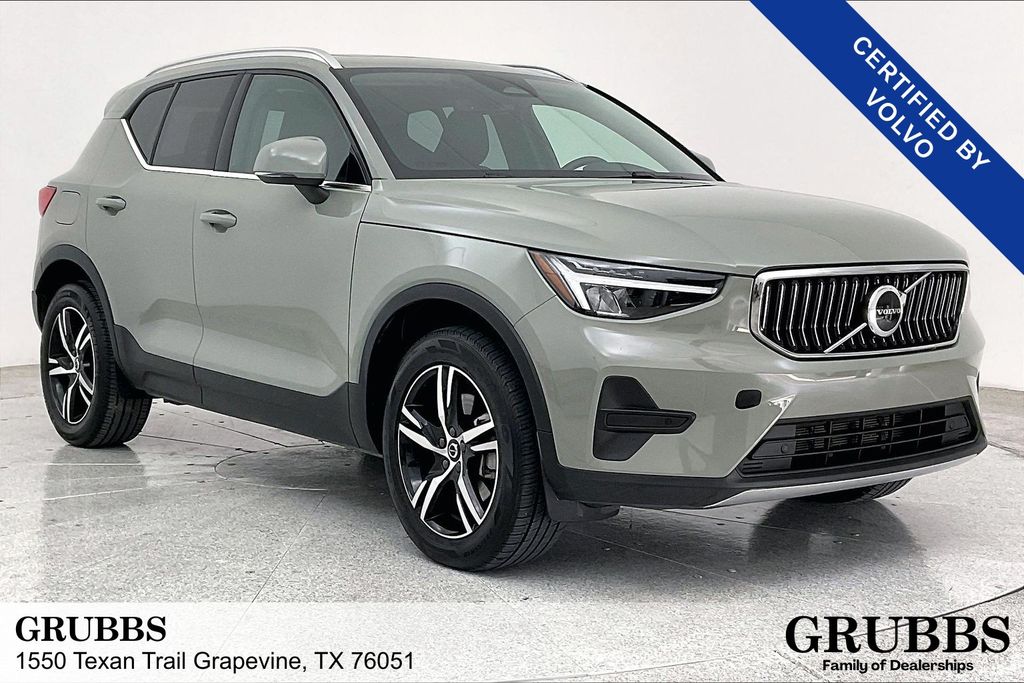 2025 Volvo XC40 Core