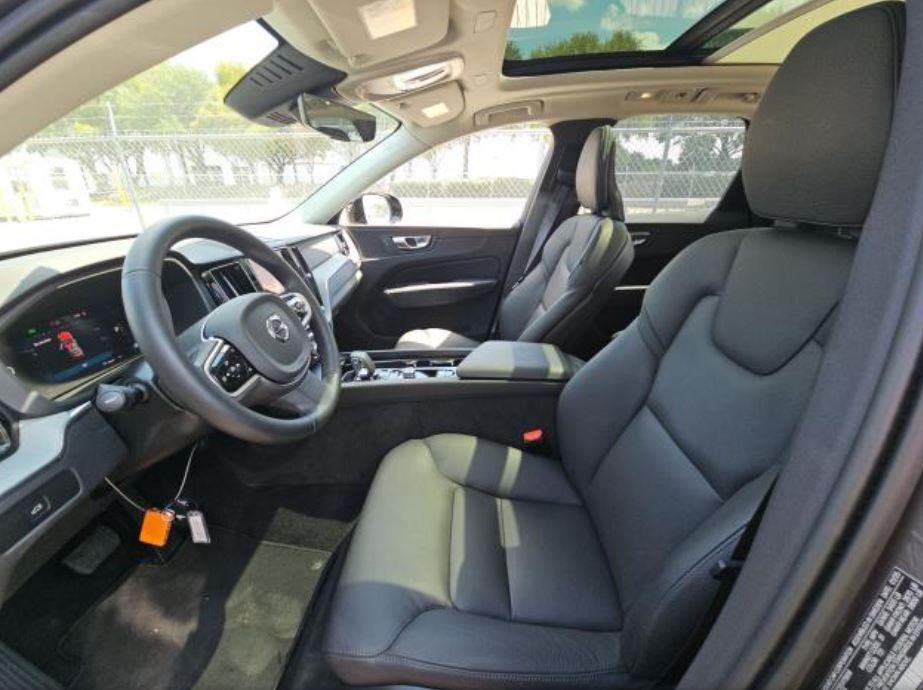2025 Volvo XC60 Plus photo 2