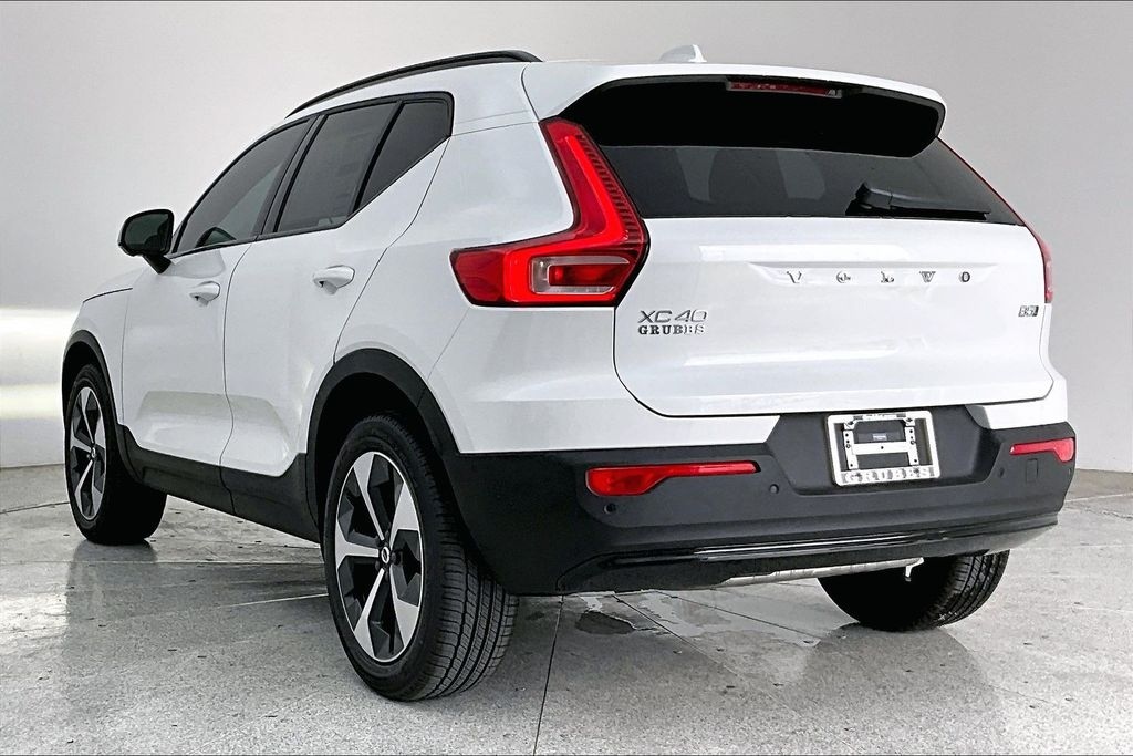 New 2026 Volvo XC40 B5 Plus SUV