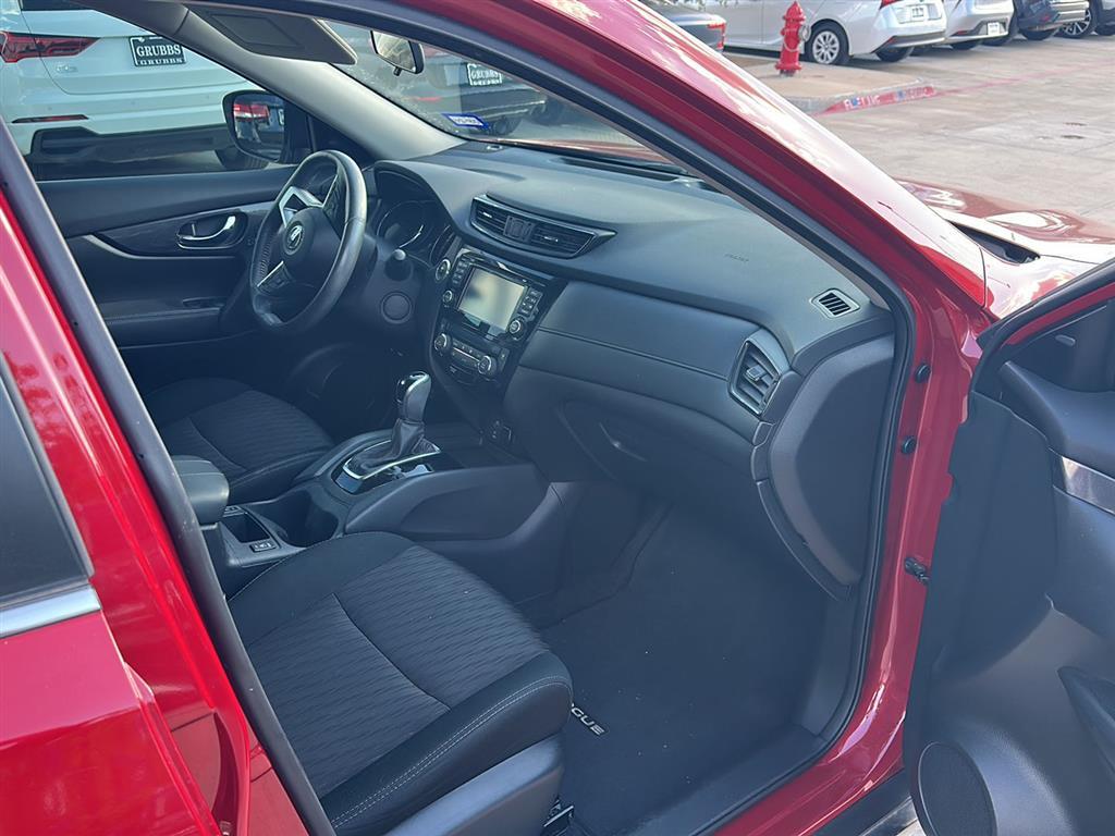 2017 Nissan Rogue SV photo 2
