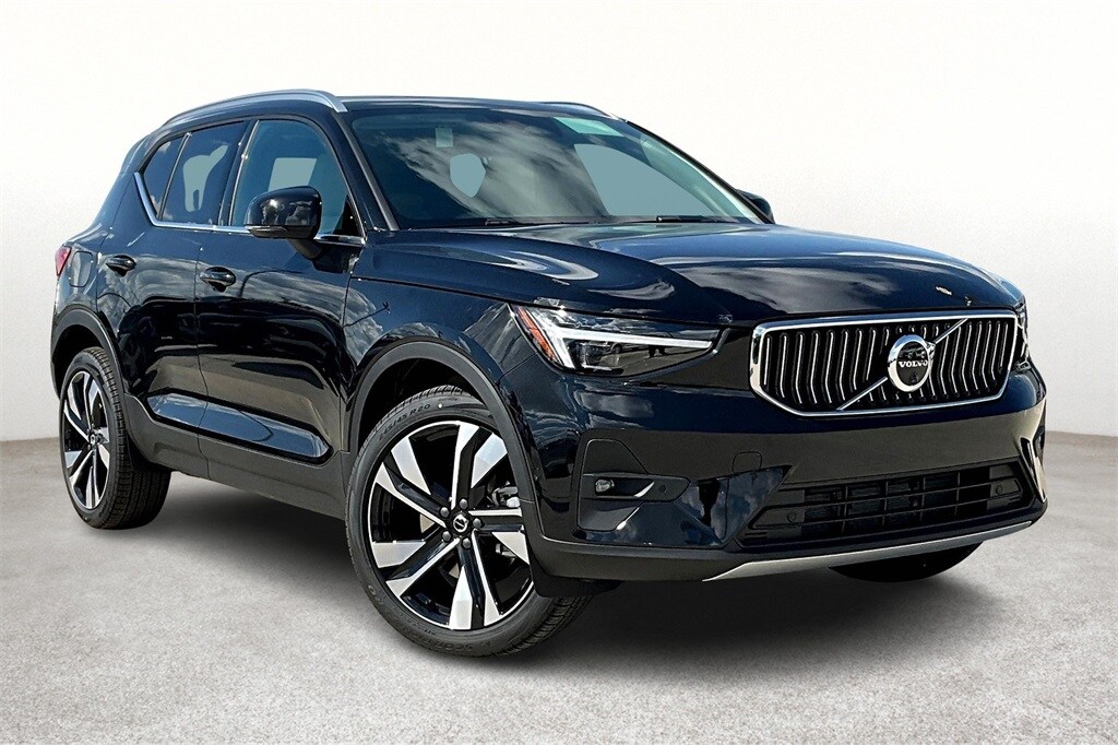 2025 Volvo XC40 photo 2