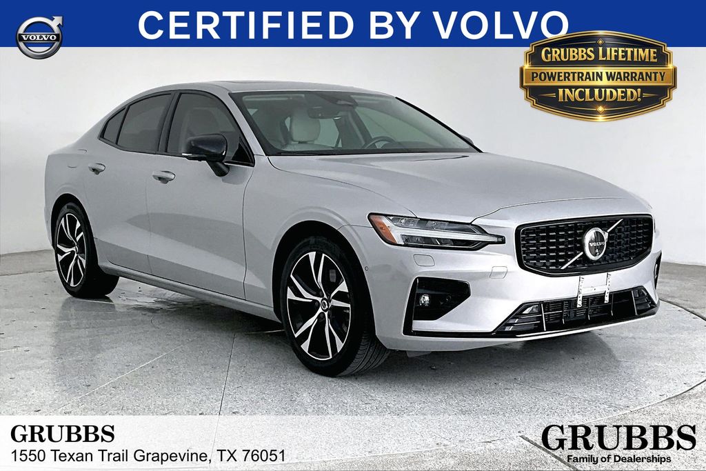 2024 Volvo S60 B5 Plus Dark Theme's photo