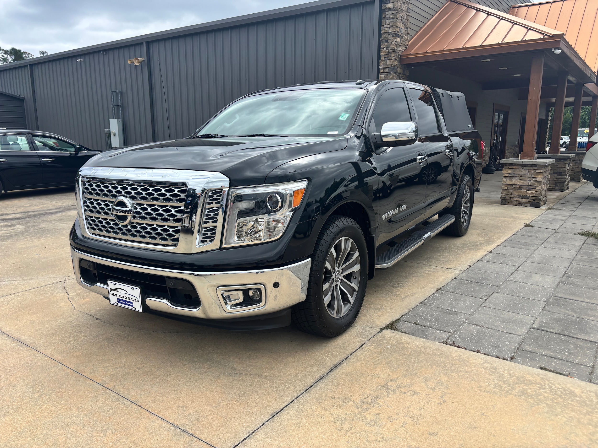 2019 Nissan Titan SL's photo