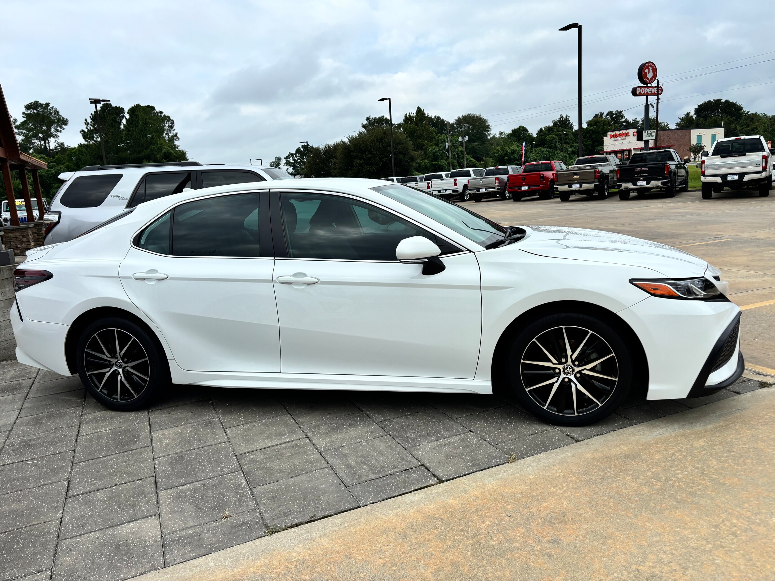 2023 Toyota Camry SE photo 3