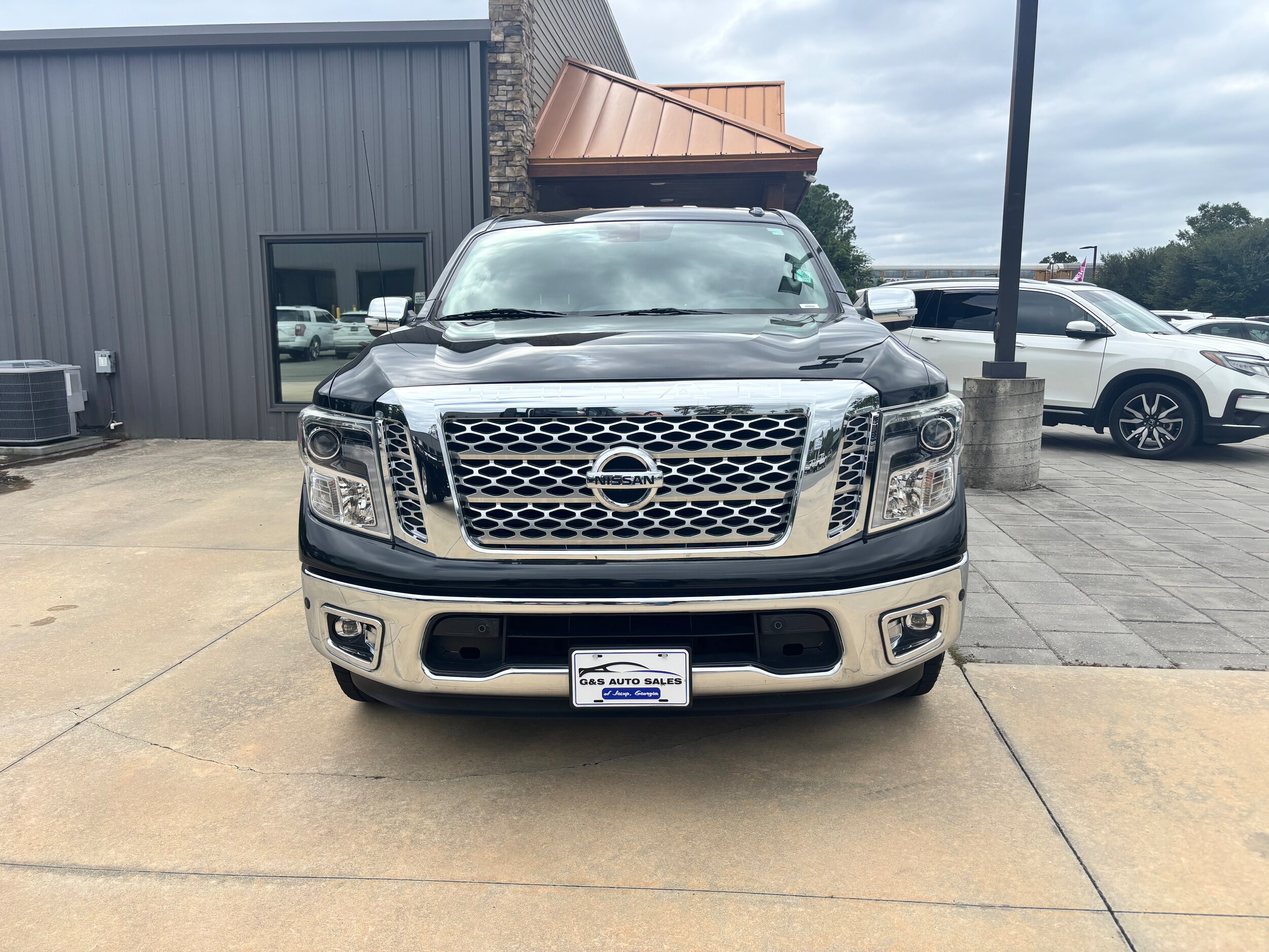 2019 Nissan Titan SL photo 2