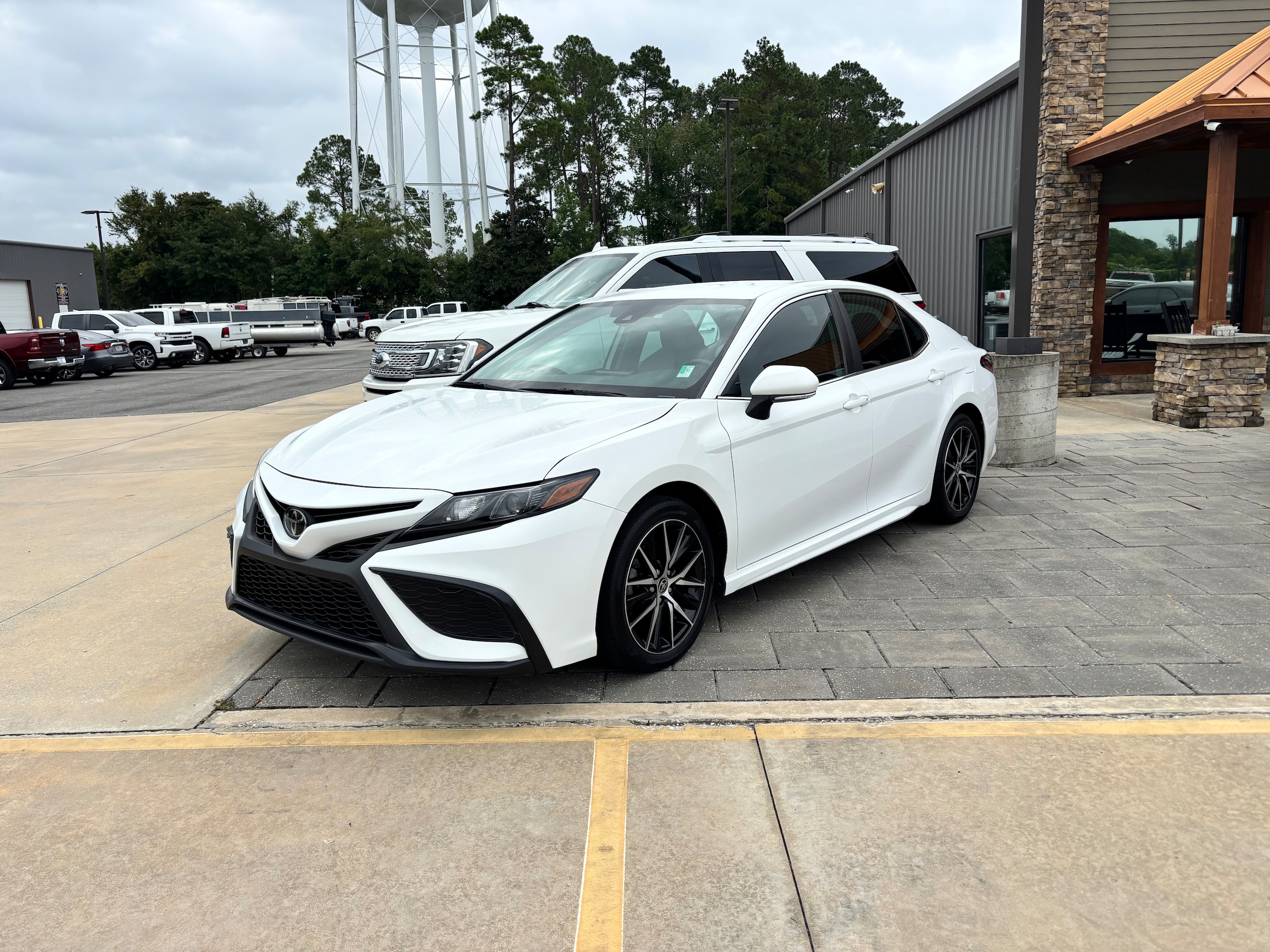 2023 Toyota Camry SE's photo