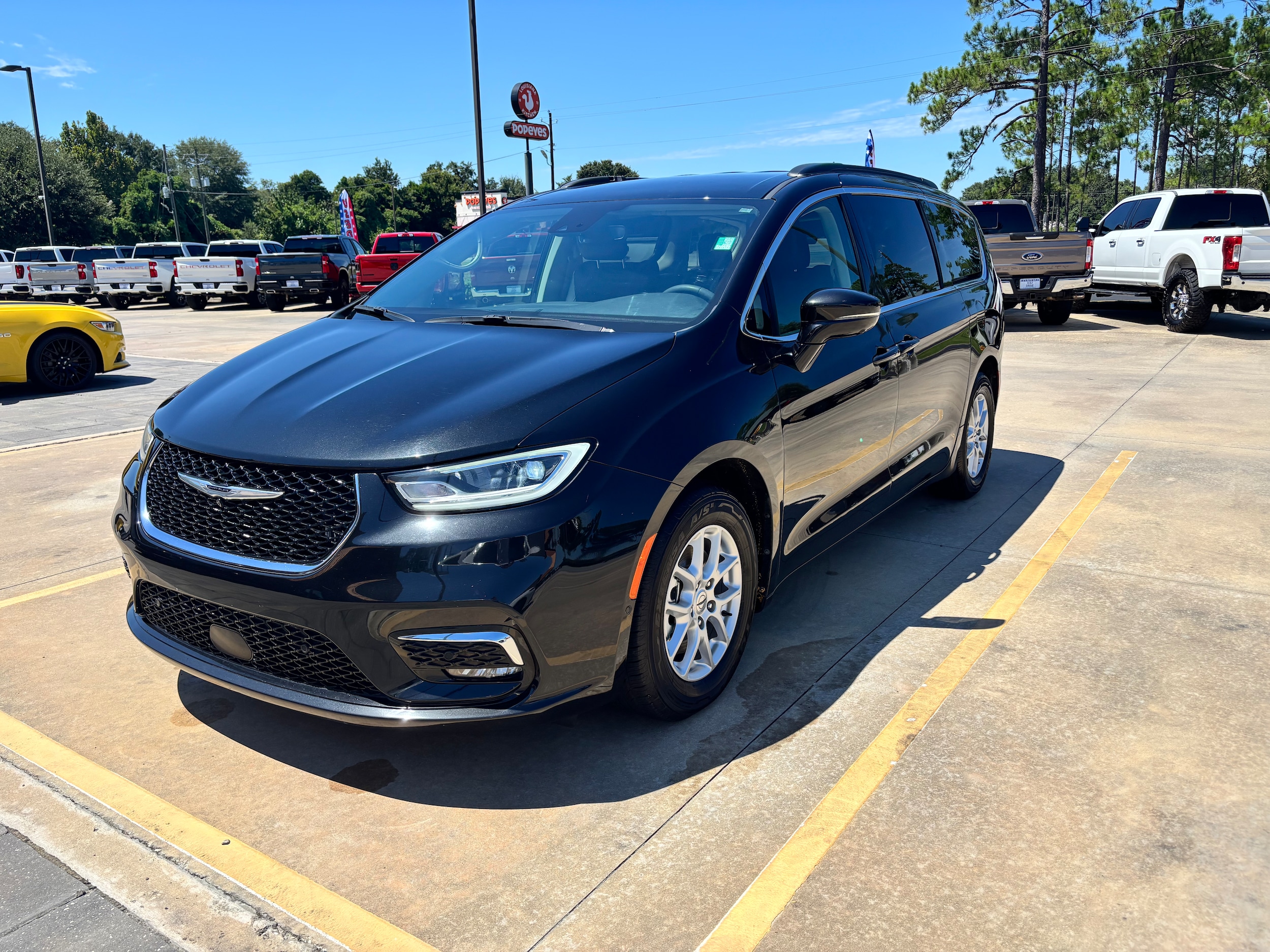 2022 Chrysler Pacifica Touring L's photo