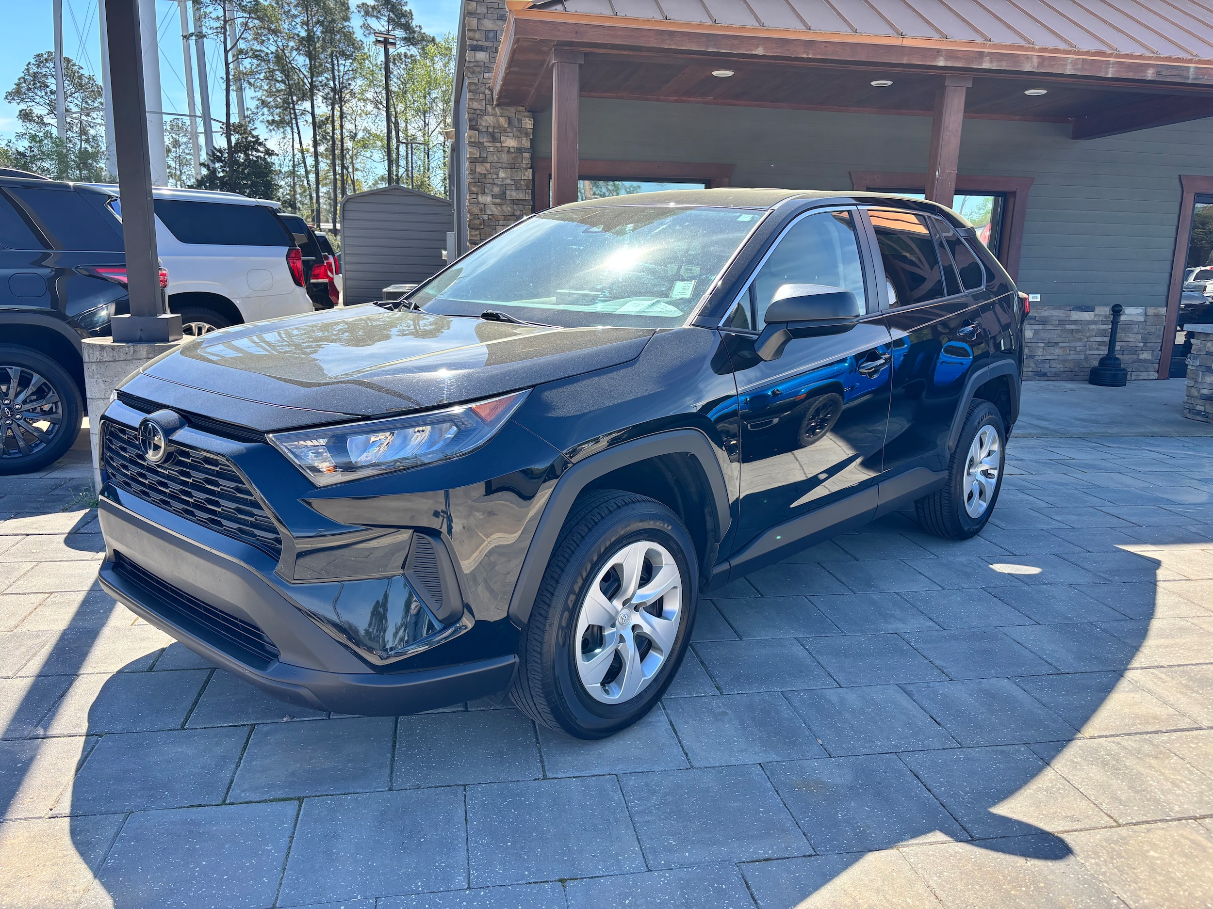 2022 Toyota RAV4 LE's photo