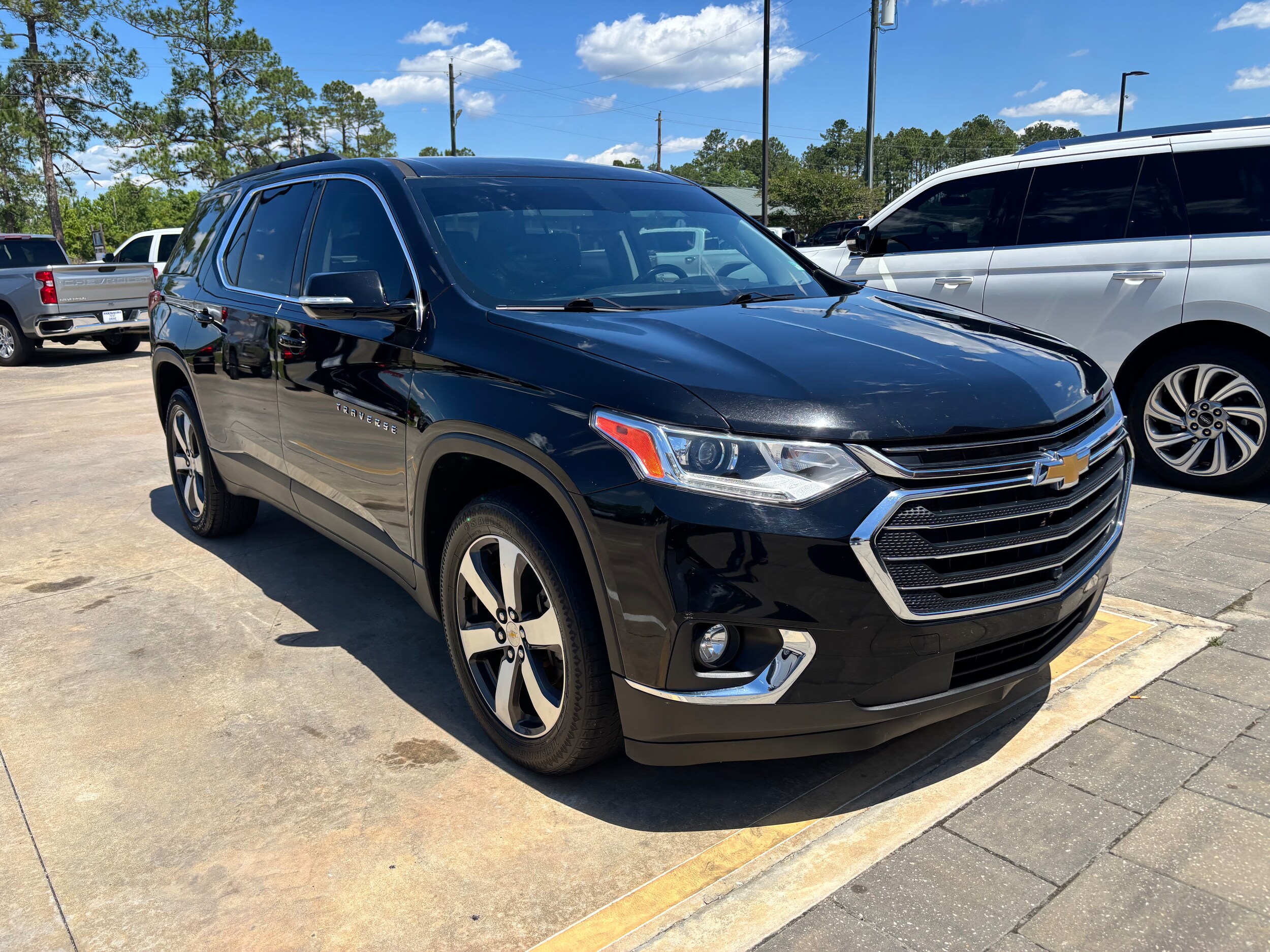 2020 Chevrolet Traverse Leather photo 3