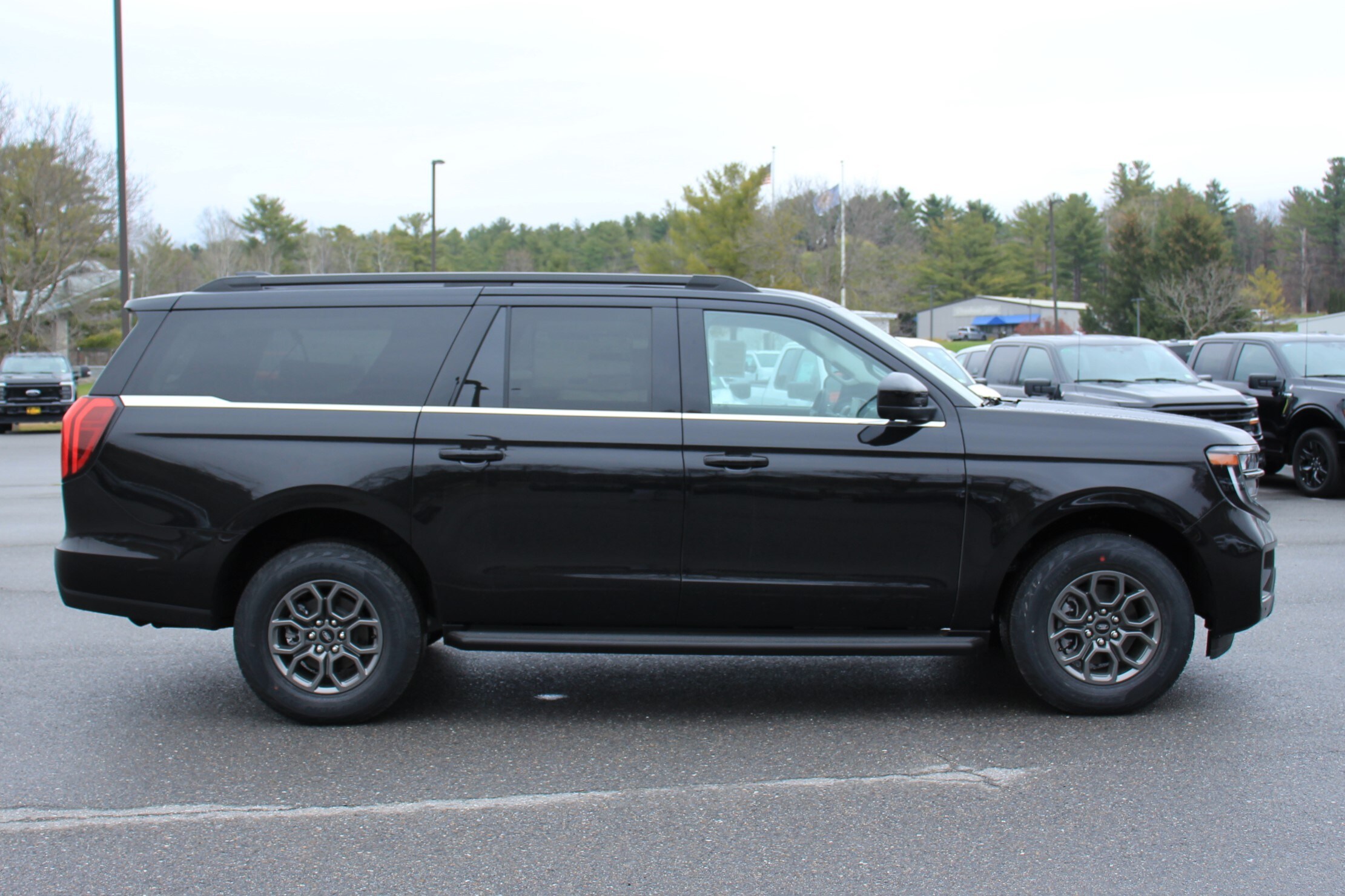 2025 Ford Expedition MAX photo 2