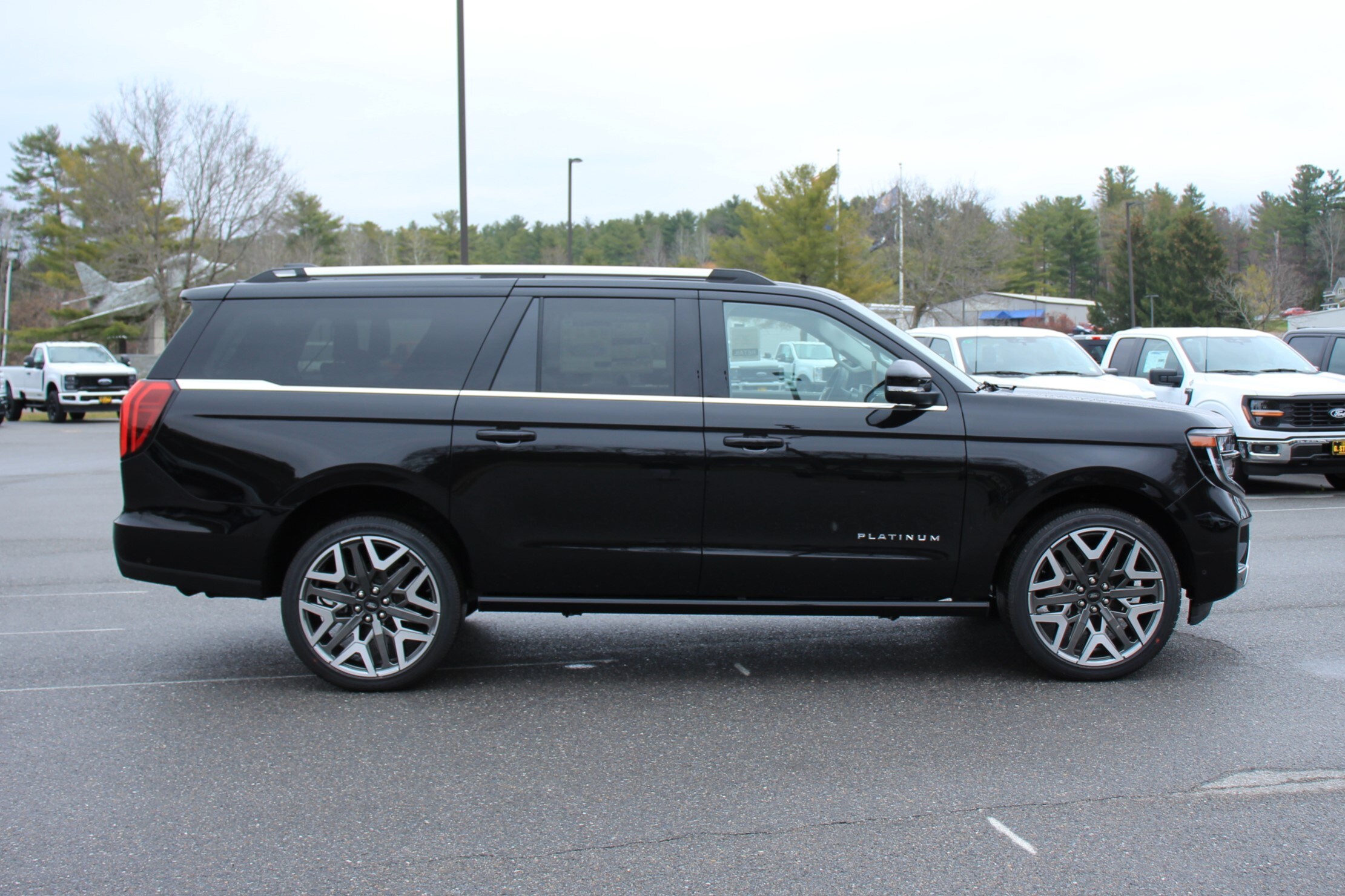 2025 Ford Expedition MAX Platinum photo 4