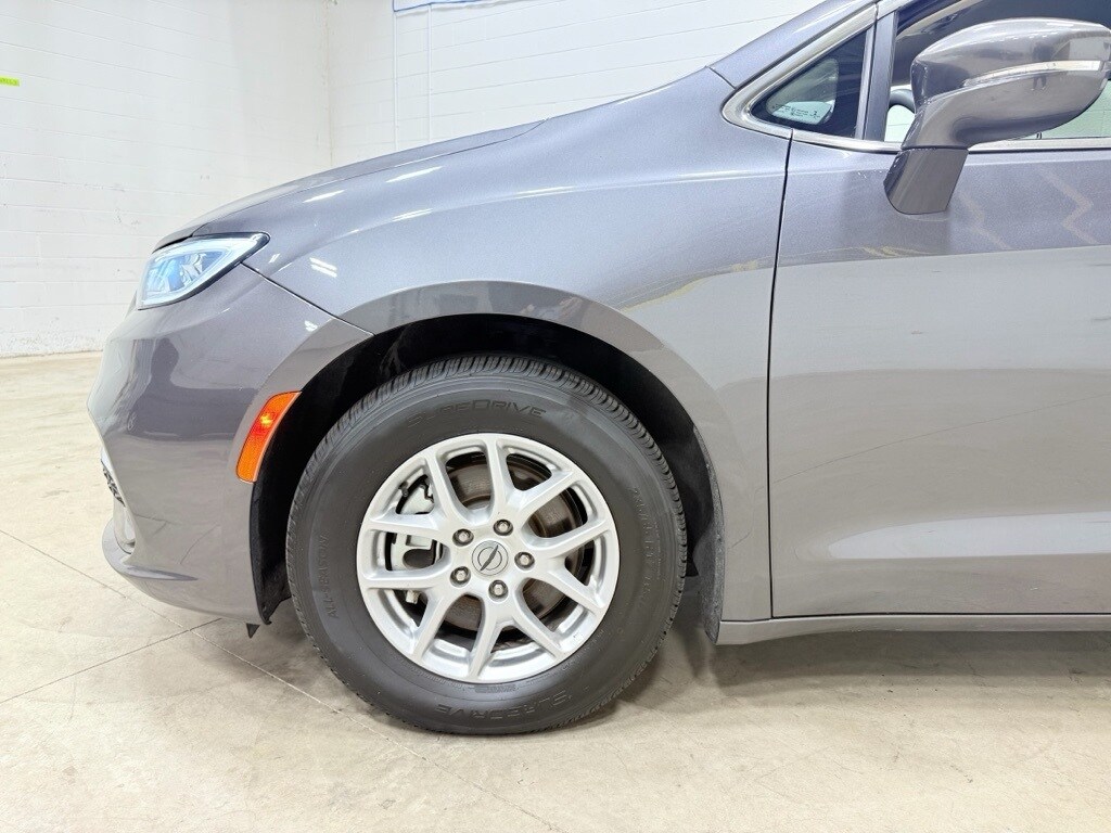 2022 Chrysler Pacifica Touring L photo 3