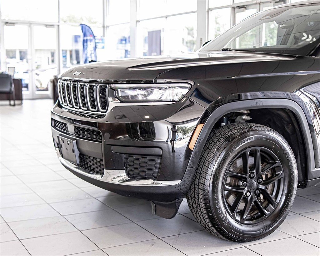 2022 Jeep Grand Cherokee Laredo photo 3