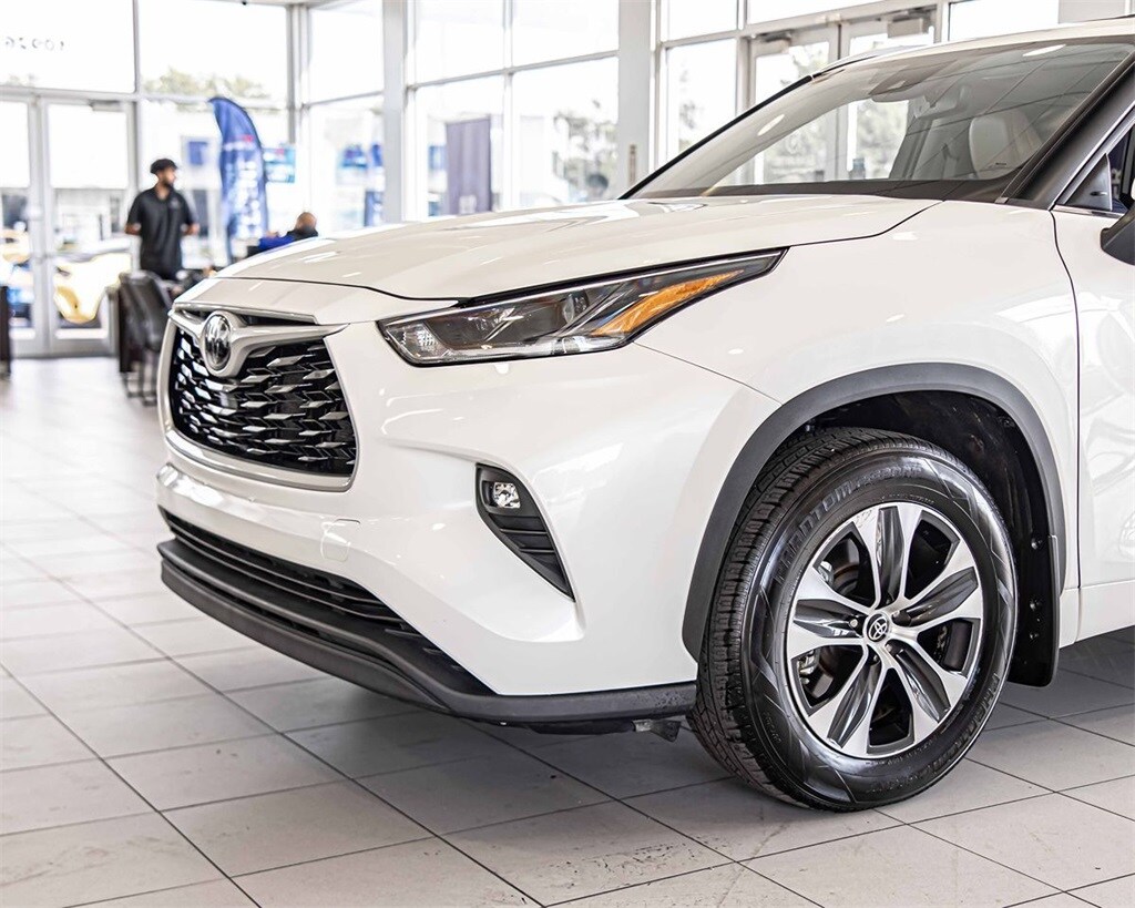 2021 Toyota Highlander XLE photo 3