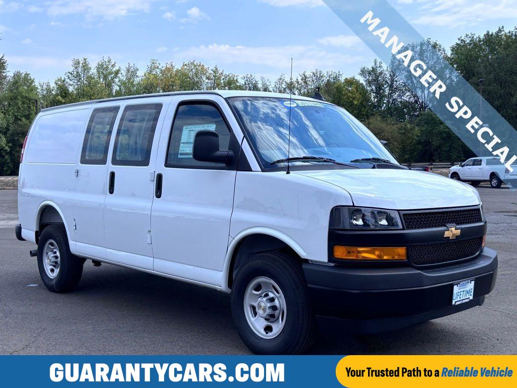 2025 Chevrolet Express 3500 Work Van HD's photo