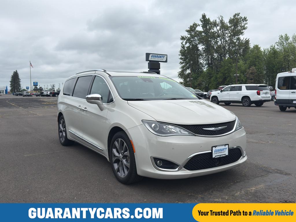 2017 Chrysler Pacifica Limited's photo