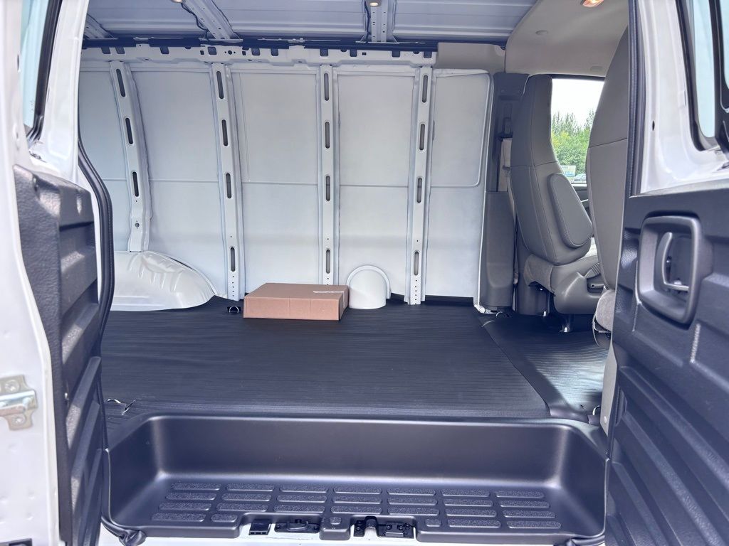 2025 Chevrolet Express Cargo Work Van - Photo 18