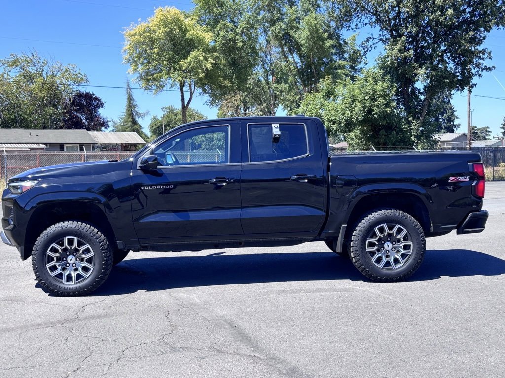 2023 Chevrolet Colorado Z71 photo 2