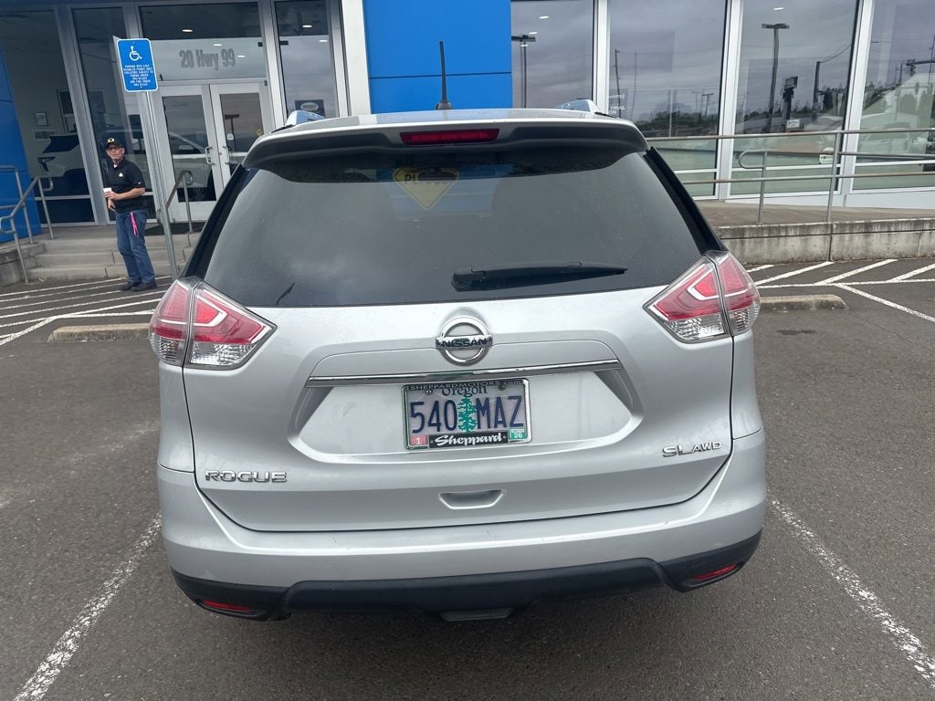 Used 2016 Nissan Rogue SL with VIN 5N1AT2MV8GC734385 for sale in Junction City, OR