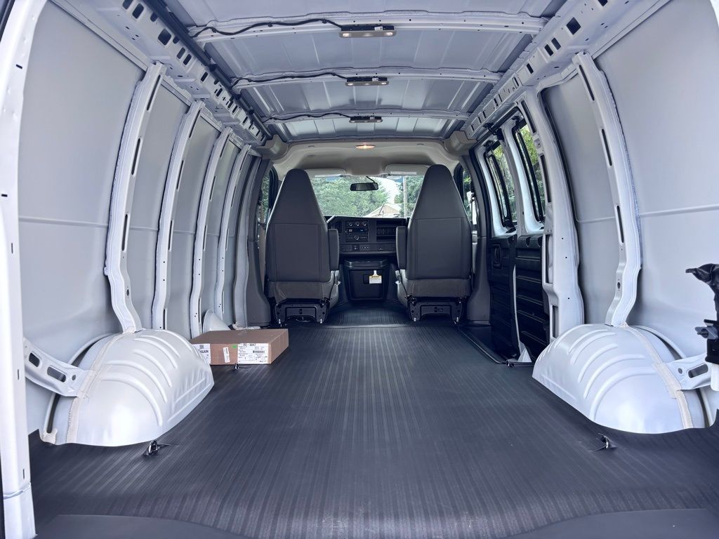 2025 Chevrolet Express Cargo Work Van - Photo 14