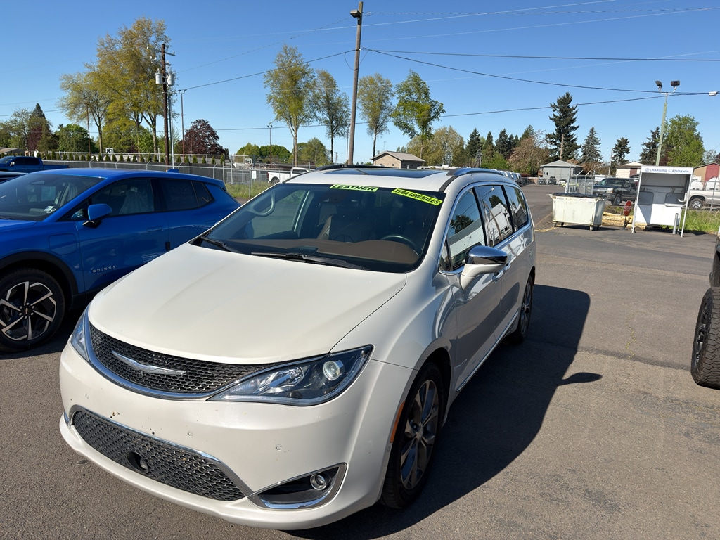 Used 2017 Chrysler Pacifica Limited with VIN 2C4RC1GG6HR663565 for sale in Junction City, OR
