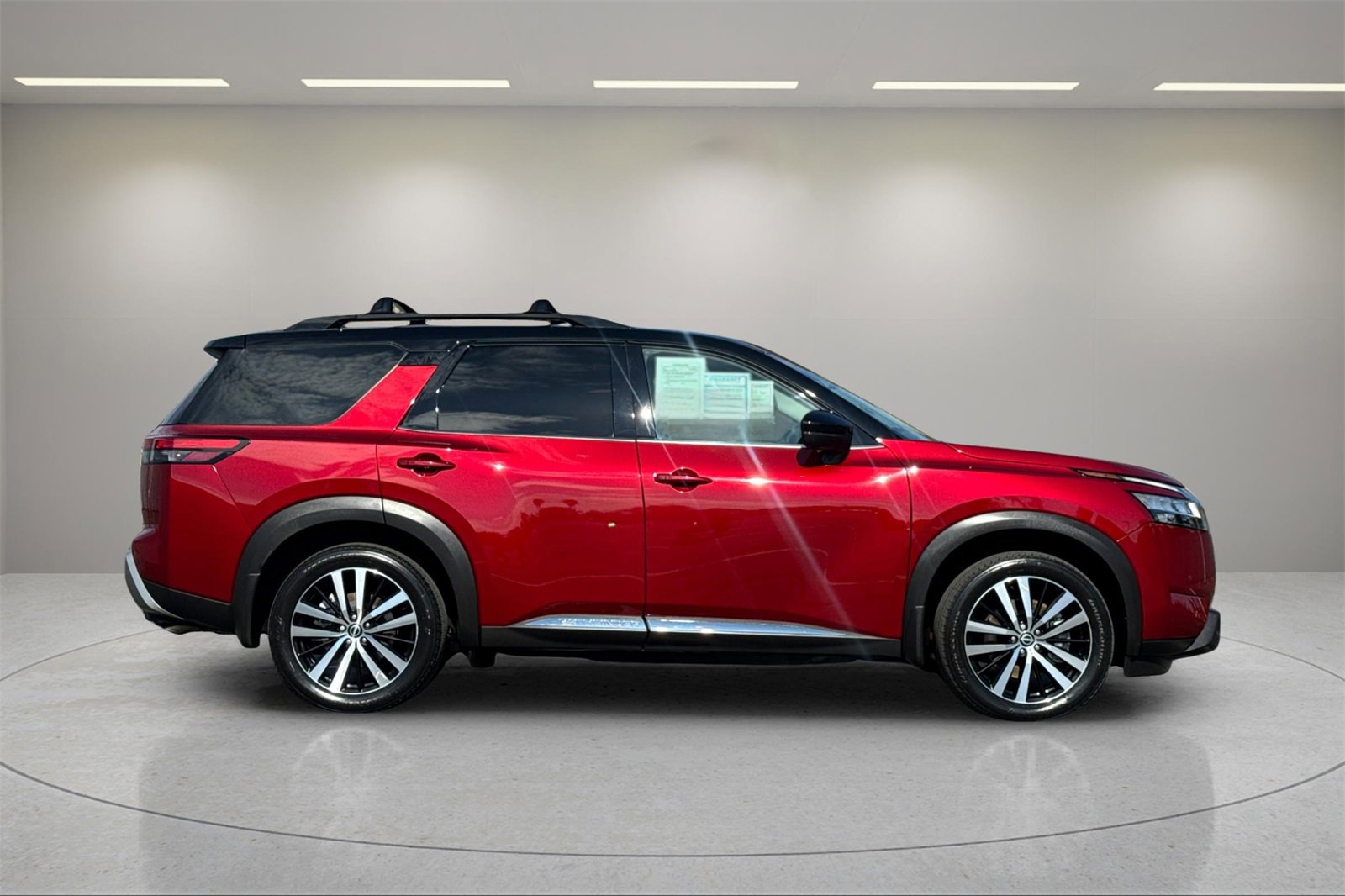 2023 Nissan Pathfinder Platinum photo 2