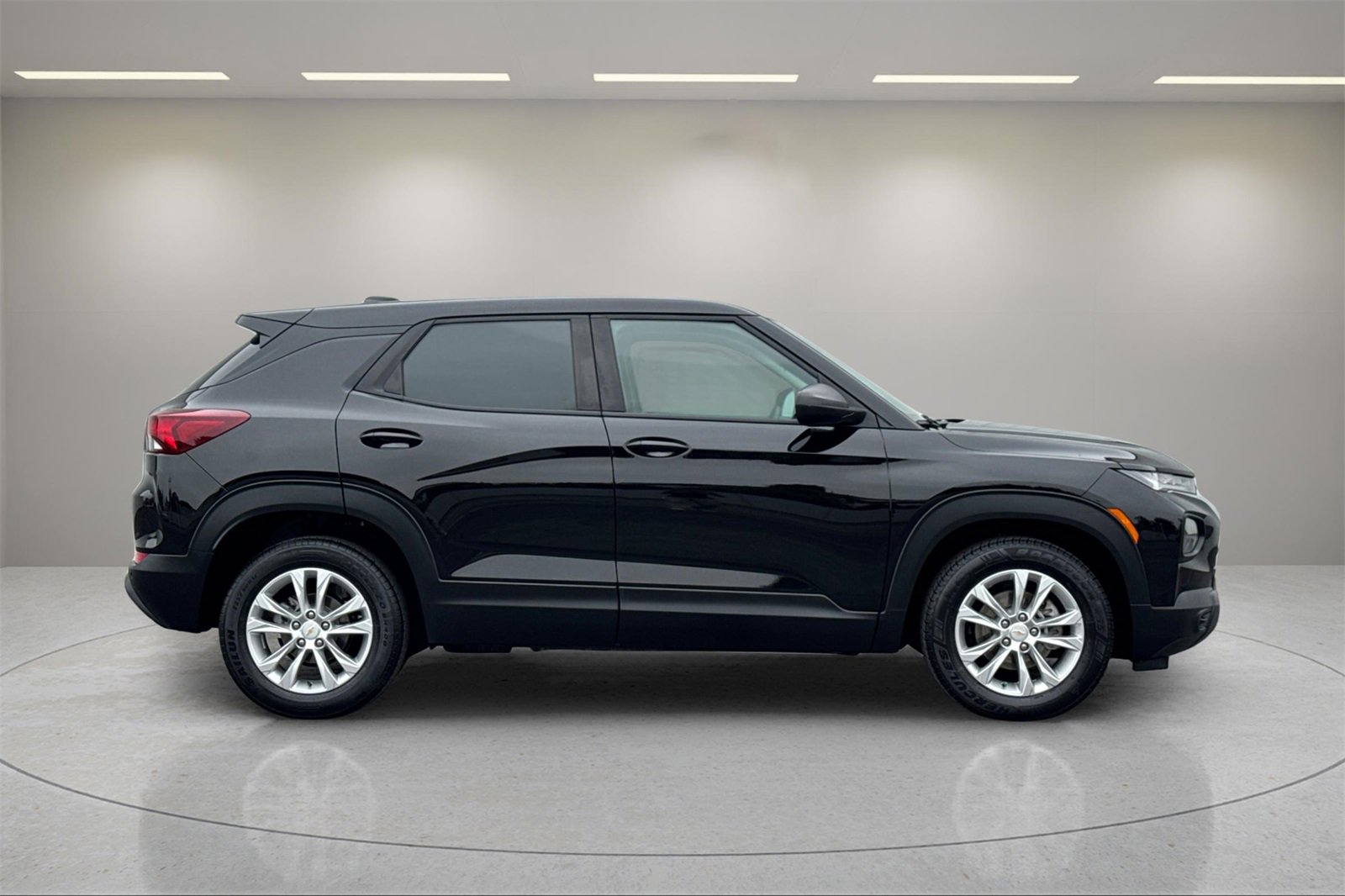 2022 Chevrolet Trailblazer LS photo 2