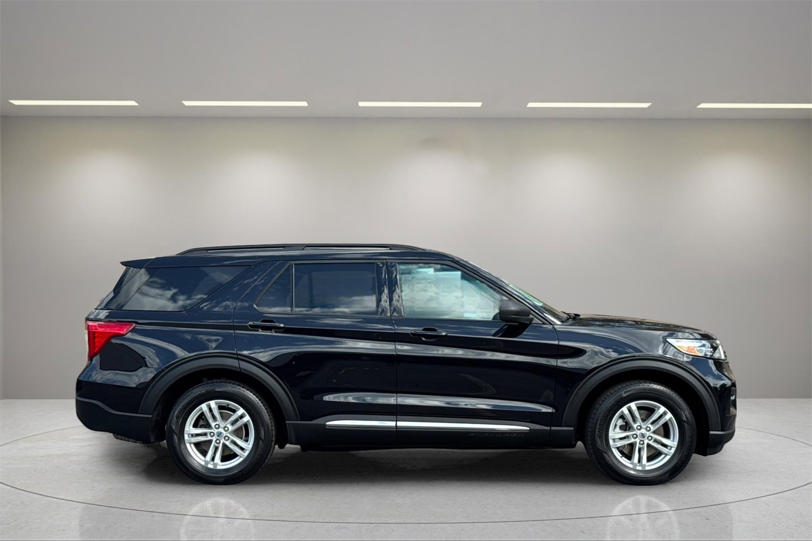 2022 Ford Explorer XLT photo 2