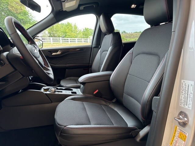 2025 Ford Escape ST-Line photo 2