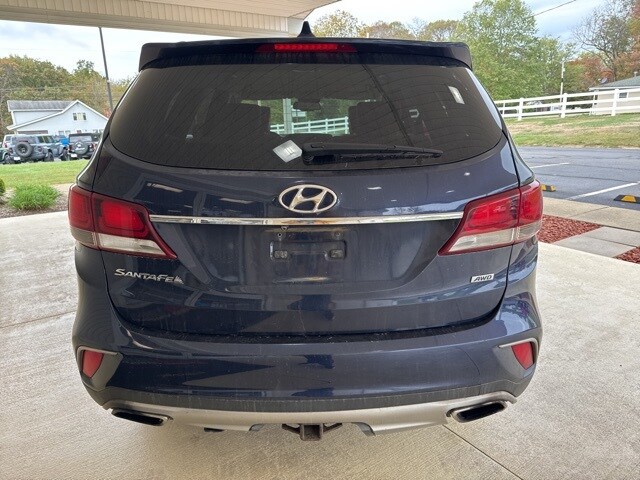 2017 Hyundai Santa Fe SE photo 2