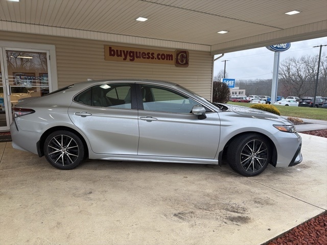 2024 Toyota Camry SE's photo