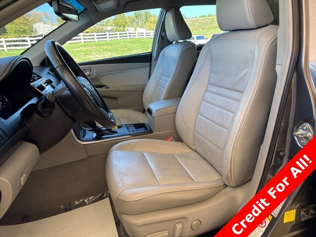 2016 Toyota Camry Hybrid XLE photo 2