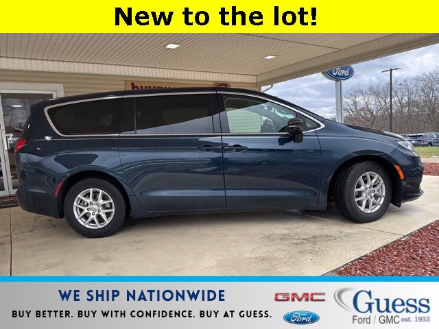 2024 Chrysler Pacifica Touring L's photo