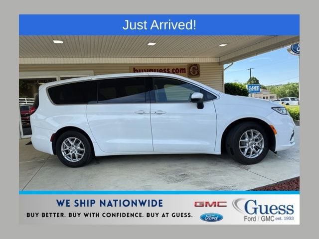2023 Chrysler Pacifica Touring's photo