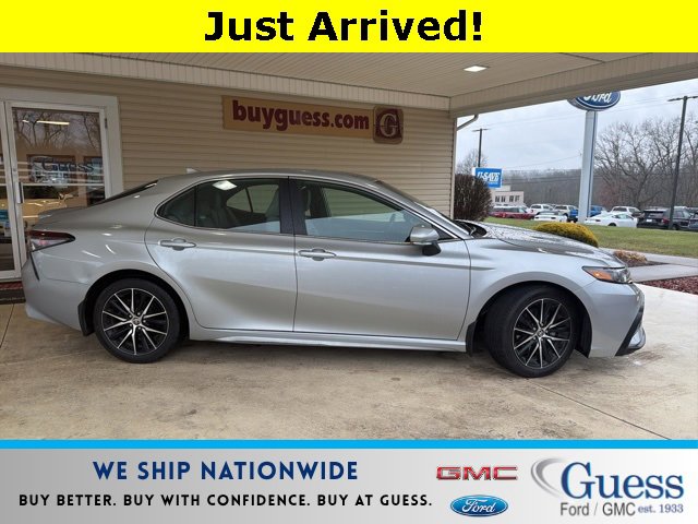 2024 Toyota Camry SE's photo