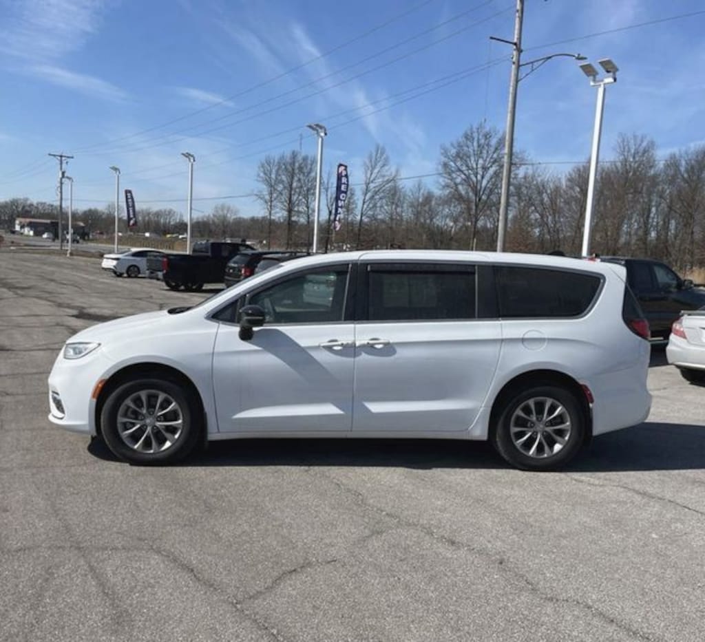 Used 2026 Chrysler Pacifica Select Van Passenger Van