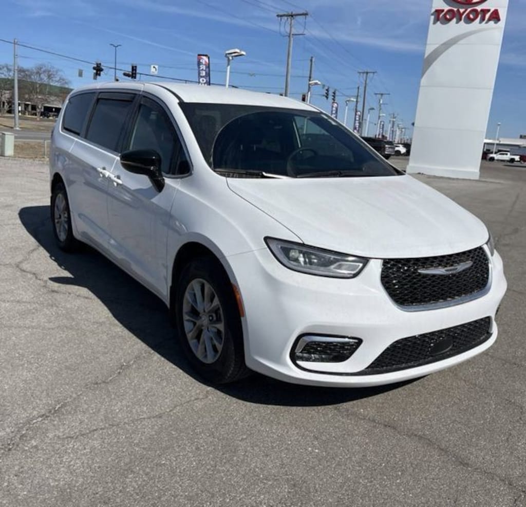 Used 2026 Chrysler Pacifica Select Van Passenger Van