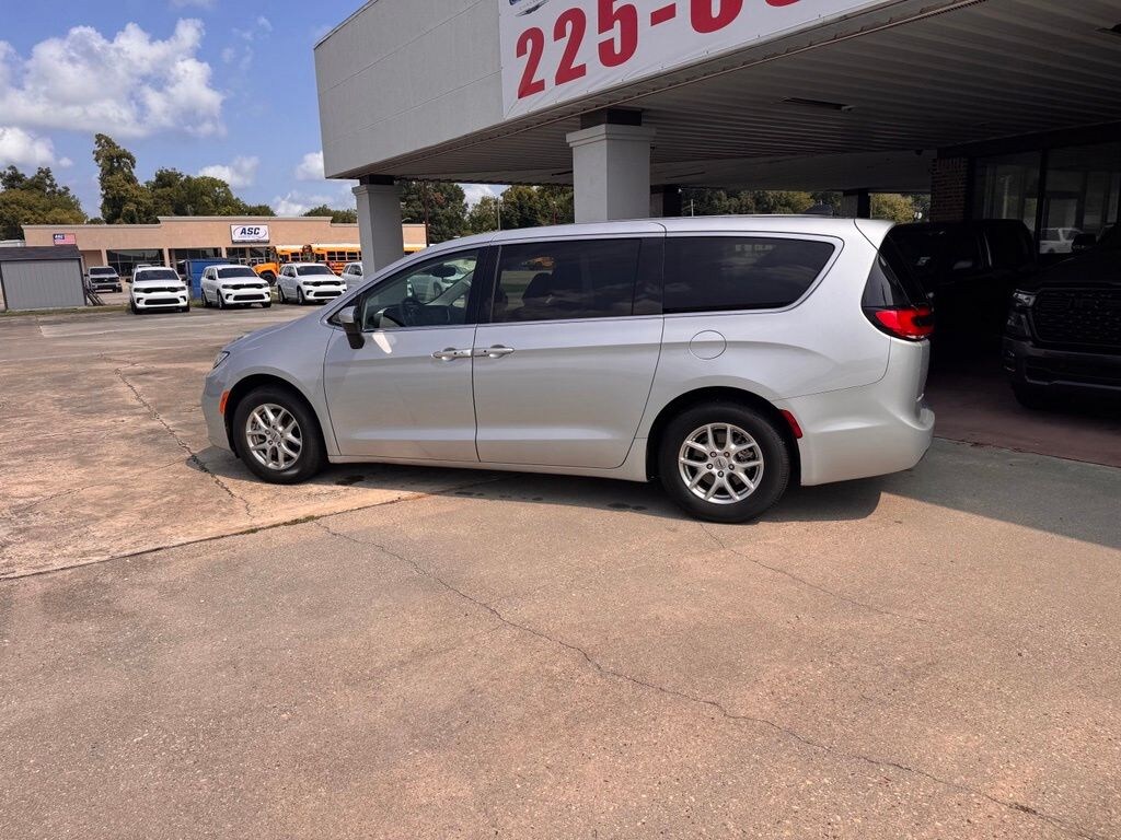 Used 2023 Chrysler Pacifica Touring L Minivan/Van