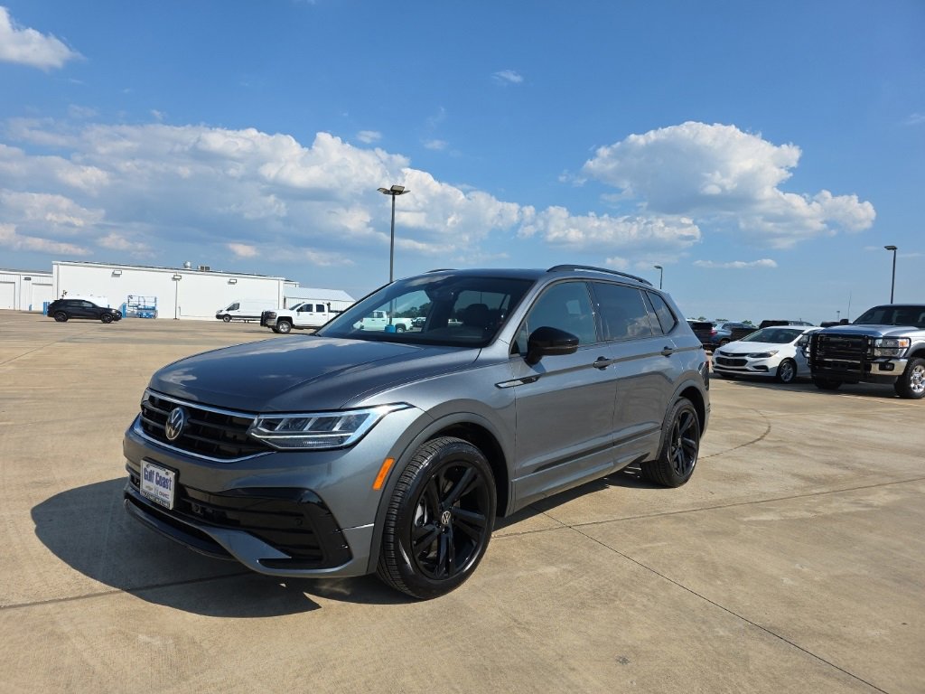 2024 Volkswagen Tiguan SE R-LINE BLACK's photo