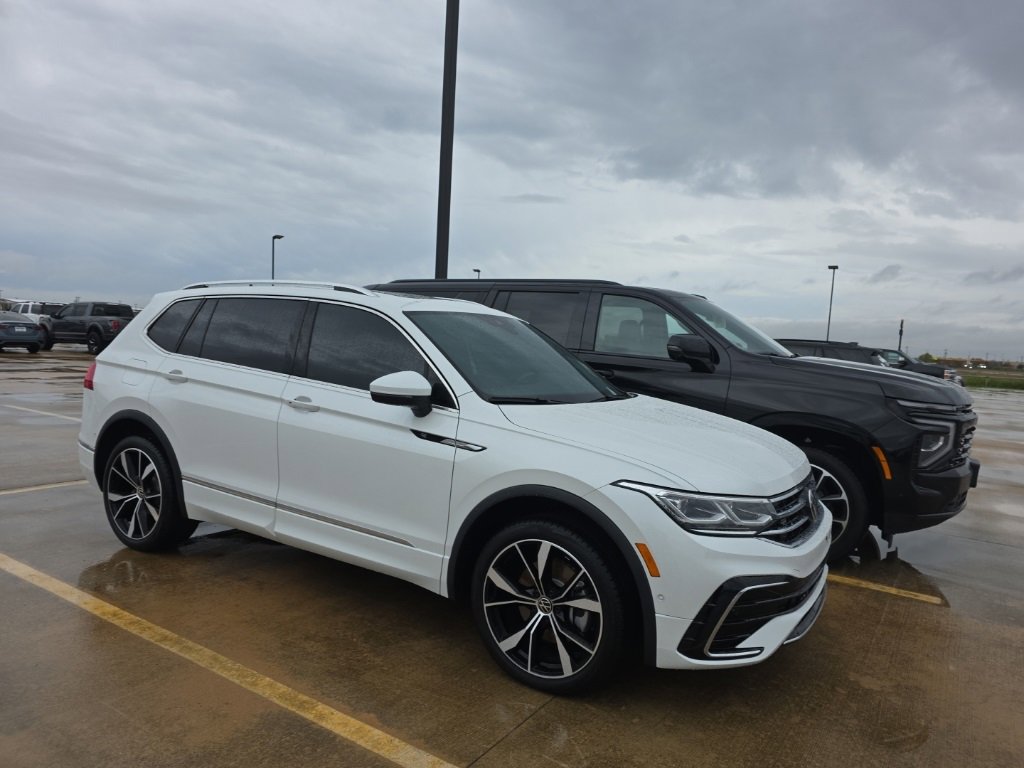 2024 Volkswagen Tiguan SEL R-LINE's photo