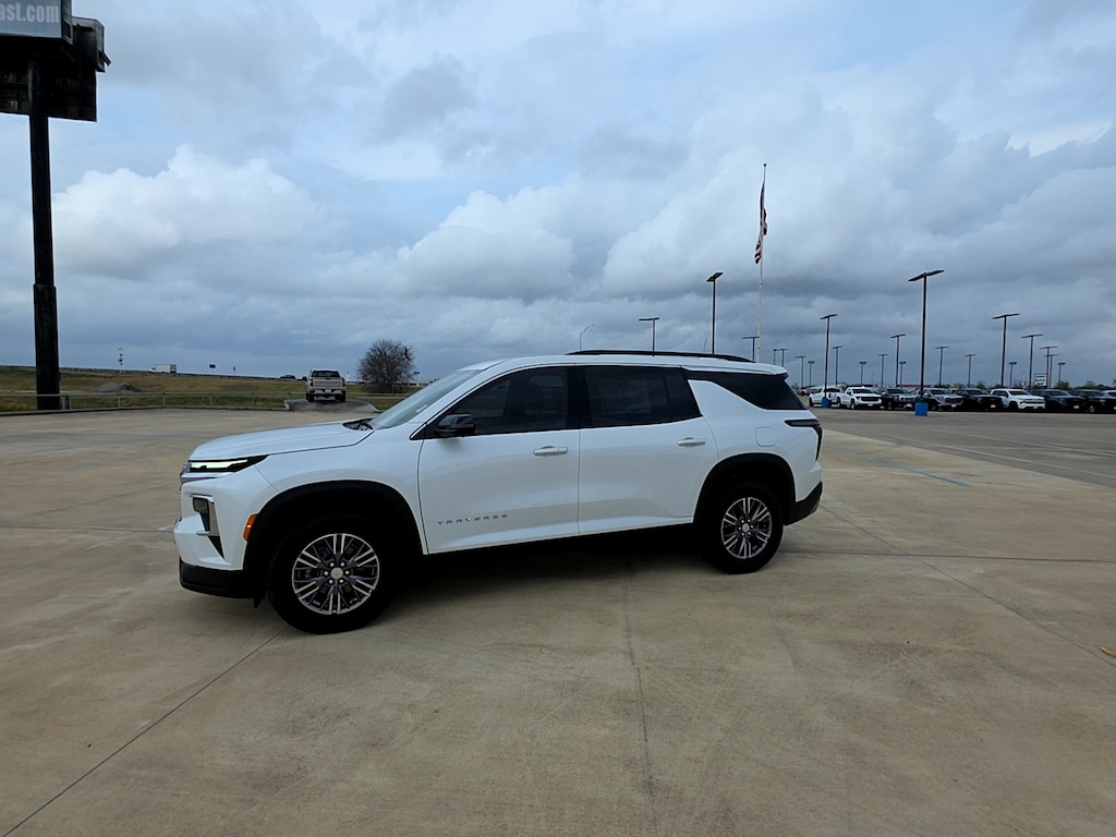 Used 2024 Chevrolet Traverse LT SUV